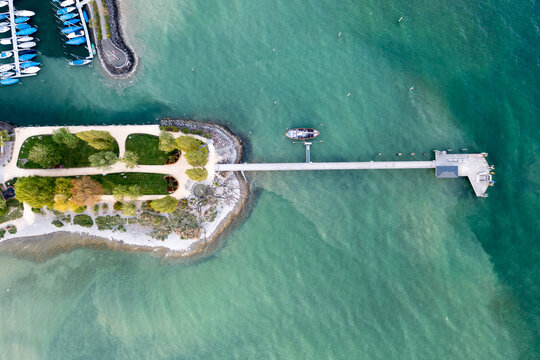 Drohnenaufnahme des Landungsstegs in Immenstaad am Bodensee mit der Drohne am Hafen 