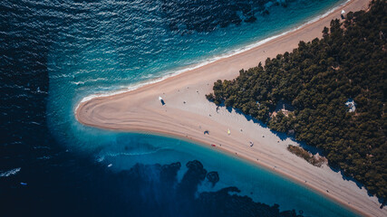 Kroatië, Hvar-eiland, Bol. Luchtfoto bij de Zlatni Rat. Luchtfoto van luxe drijvende boot op blauwe Adriatische zee op zonnige dag