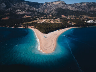 Panorama de la plage de Zlatni rat à Bol, île de Brac, Croatie. Montagnes en arrière-plan.