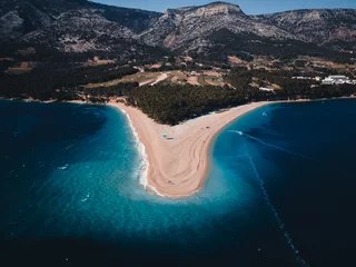 Photo sur Plexiglas Plage de la Corne d'Or, Brac, Croatie Panorama de la plage de Zlatni rat à Bol, île de Brac, Croatie. Montagnes en arrière-plan.