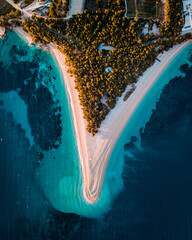 Berühmter Strand Zlatni rat in Bol, Insel Brac, Kroatien, Europa. Auch goldenes Horn oder goldener Umhang genannt. April 2021.