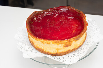 step by step elaboration of the cheesecake cake decorated by chef a manga with cream and red berries