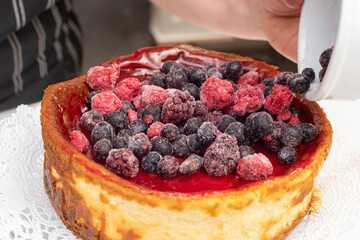 step by step elaboration of the cheesecake cake decorated by chef a manga with cream and red berries
