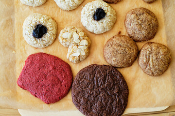  red velvet, almond, almond with jam, ginger, chocolate chip cookies.