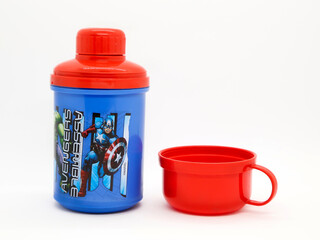 Obraz premium Thermos for children's drinks. Plastic bottle with glass included. School supplies. Spider-Man. Avengers Assemble. Captain America. Toy. Comic. Movies. Peter parker. Superheroe. Super heroes.