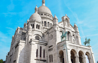 Fototapeta na wymiar Vista exterior de la basílica del sagrado corazón en Paris, de estolo neobizantino, Francia