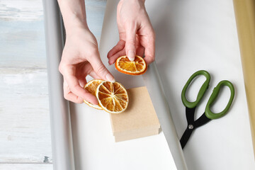 How to decorate Christmas gift with dried oranges tutorial.