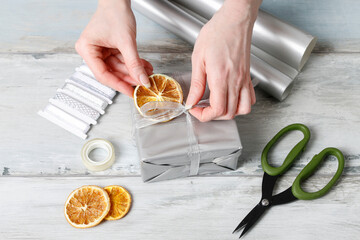 How to decorate Christmas gift with dried oranges tutorial.