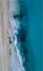 Olas golepando contra el arecife  toma de drone Cancún Quintana Roo México