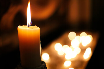 Una vela para iluminar el espíritu. Fotografía realizada en una iglesia de Irlanda.  - obrazy, fototapety, plakaty