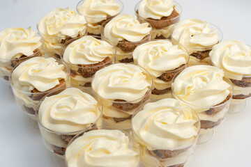 step by step preparation of sweet dessert with vanilla cream and cookies with cinnamon and red berries,