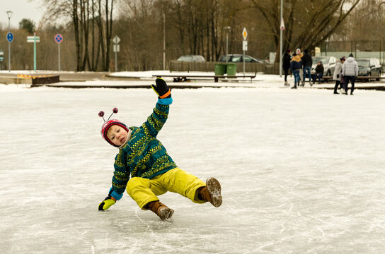 the boy slipped on the ice on the lake in Druskininkai
