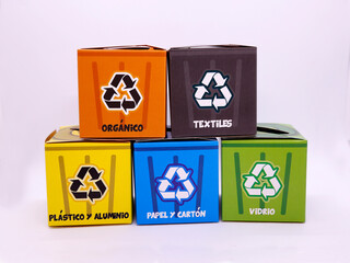 Contenedores de basura reciclable. Basureros divididos por tipo de material reciclable. Orgánico,...