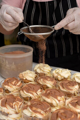step by step preparation of sweet dessert with vanilla cream and cookies with cinnamon and red berries,