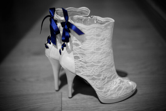 Zapatos de novia, de encaje con algo azul.