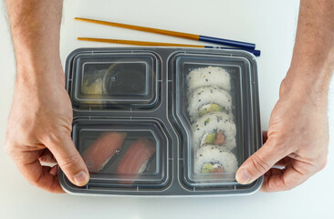 Una bandeja con piezas variadas de sushi. Rollo California.
