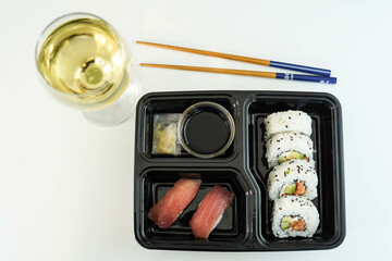 Una bandeja con piezas variadas de sushi. Rollo California.
