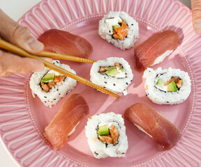Plato con piezas variadas de sushi.
