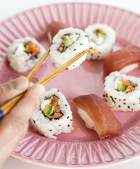 Plato con piezas variadas de sushi.
