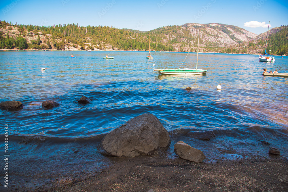 Wall mural Pinecrest California lake and mountains