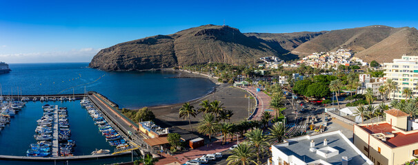 Fototapeta premium SAN SEBASTIAN, LA GOMERA, Kanarische Inseln: Panorama der Hauptstadt Hafen und bunten Häusern