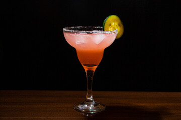 foto de cóctel o trago con fondo negro.