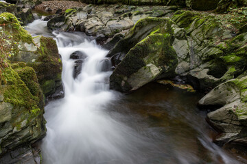Obraz premium Long exposure of a waterfall on the East Lyn River at Watersmeet in Exmoor National Park