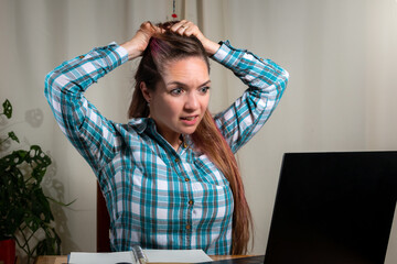 Mujer teniendo problemas con su computadora mientras trabaja - obrazy, fototapety, plakaty