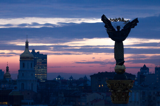 Independence Monument, Majdan Nesaleschnosti, Kyiv, Ukraine, Statue of Berehynia at evening dusk sunset