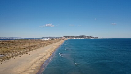 Survol de Sète, de l'étang de Thau et des plages du Languedoc dans le sud de la France