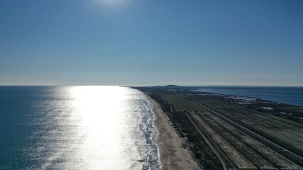 Survol de Sète, de l'étang de Thau et des plages du Languedoc dans le sud de la France