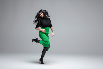 Femme jupe verte