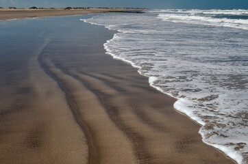 Hermoso efecto de ondas en la arena que quedan al irse las olas del mar.