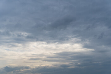 Scena con il cielo grigio con le nuvole cupe d'inverno a Gennaio e con il sole che si intravede dalle nuvole. Ambiente. Clima. Tempo. - obrazy, fototapety, plakaty