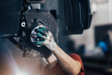 installation of a wheel hub in a car, car service.