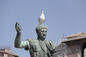 Obraz premium Bronze statue of Julius Caeser in Rome