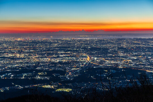 丹沢大山山頂から関東平野の夜明けの関東平野 © Umibozze