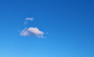 青空にプカリ浮かぶ白い雲　風景