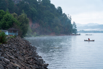 pescando a la orilla de lago