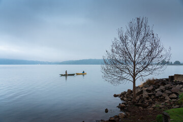 pescadores en lago