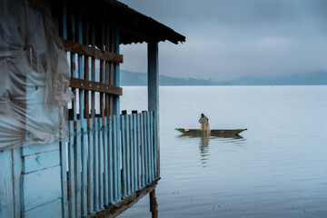 Pescador en lago