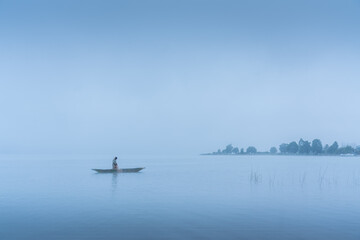 Pescador en neblina