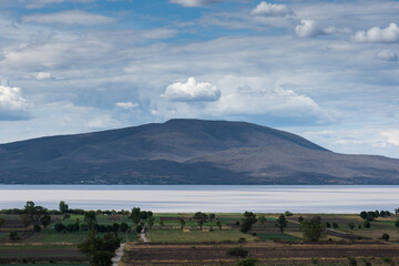 Monta&ntilde;a y lago