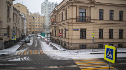 The first snow in the city at the crossroads is expensive