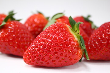 真っ赤ないちごアップ（スタジオ撮影・背景白）
