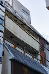 影になったビルと電線　東京、赤坂3丁目の街の風景