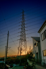 夕暮れの住宅地にそびえる鉄塔、11月21日、宝塚市山手台、日本
