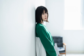 部屋でパソコンを使う女性