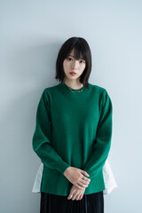 部屋でリラックスしている女性