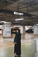 冬の街を彷徨うクールな女性